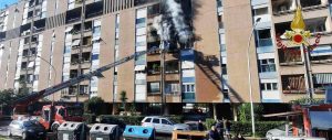 Roma, va a fuoco palazzo a Spinaceto: quattro persone intossicate dal fumo