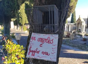 Montefiascone – Cartello di cattivo gusto al cimitero contro l’ex assessore Merlo