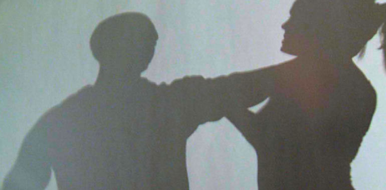 Aprilia, coppia di anziani aggrediti e rapinati in strada: denunciati due romani