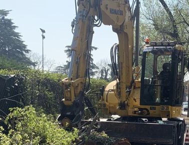 Viterbo – Ruspa “cade” in una buca, arrivano i vigili del fuoco