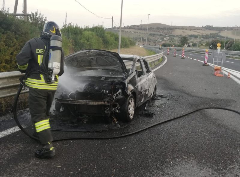 San Cesareo – Veicolo in fiamme, traffico bloccato sull’A1