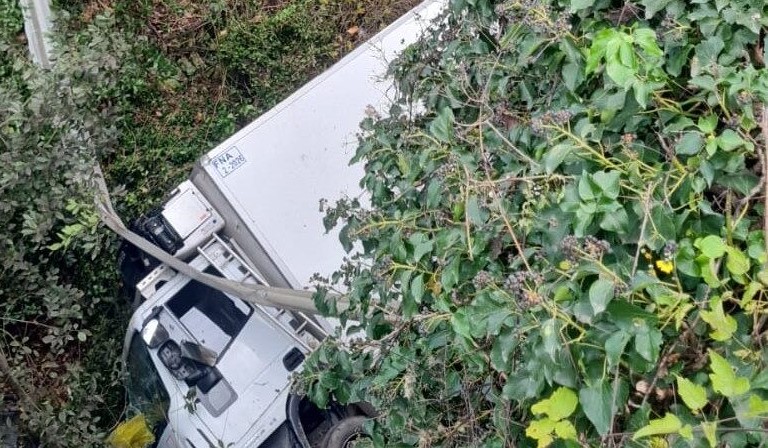 Ausonia – Camion cade da un ponte, ferito conducente