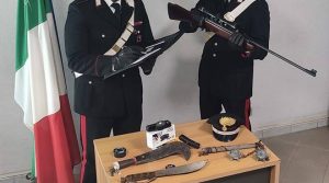 Nettuno, maltratta la moglie e i Carabinieri gli trovano in casa fucili e machete: arrestato 46enne polacco