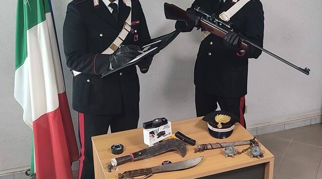 Nettuno, maltratta la moglie e i Carabinieri gli trovano in casa fucili e machete: arrestato 46enne polacco