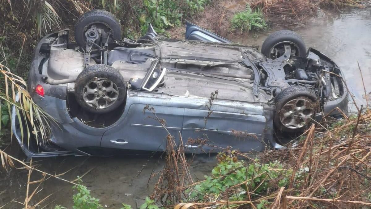 Miracolo a Cassino, auto finisce nel canale di scolo: illesi mamma e i suoi due bimbi