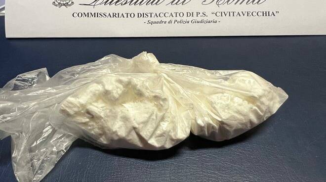 Civitavecchia, pizzicato dalla Polizia mentre nasconde sacchetto di coca in un’aiuola: arrestato pusher 50enne