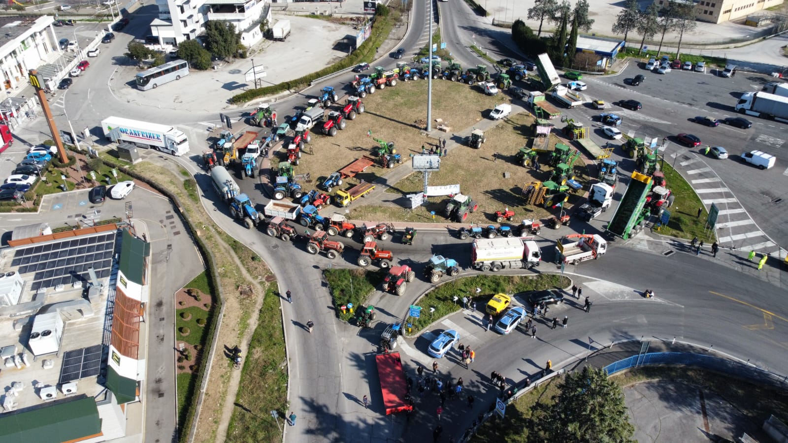 Manifestazione trattori: le telecamere di “Fuori dal coro” al casello di Orte