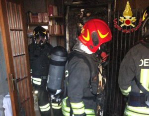 Civitavecchia – Frigorifero va in fiamme e il fumo invade l’appartamento