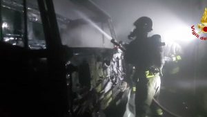 Paura a Sabaudia, nella notte va a fuoco capannone industriale