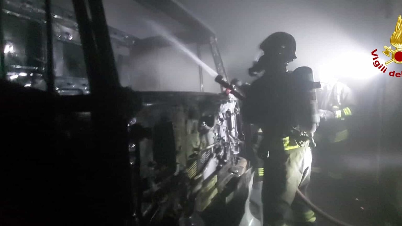 Paura a Sabaudia, nella notte va a fuoco capannone industriale