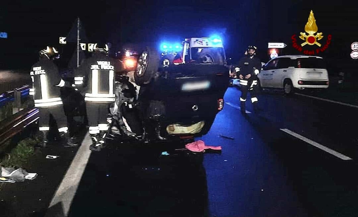 Aprilia, schianto nella notte sulla Pontina: muoiono due ragazzi