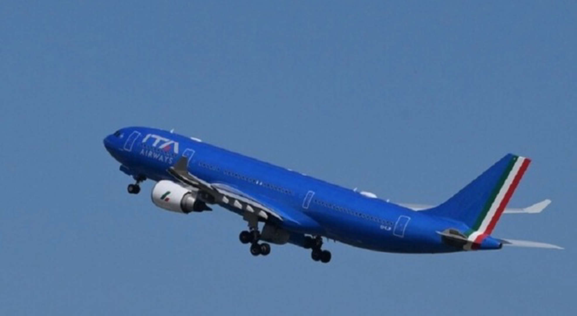 Morto d’infarto sul volo partito da Roma, atterraggio d’emergenza per l’aereo Ita