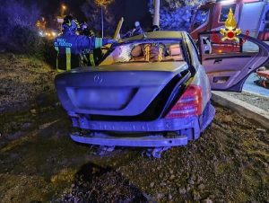 Latina, scontro tra auto in Via Sabotino: un morto e due feriti