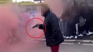 Follia a Monterotondo: casalinga 60enne punta pistola contro studenti in sciopero