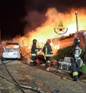 Paura nella notte a Ostia: bruciano le baracche all’Idroscalo