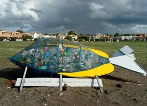 Cerveteri – Verrà rimosso dalla spiaggia il “pesce mangiaplastica”