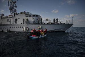 «Vi portiamo a processo a Tripoli»: la minaccia via radio alla Sea-Watch 5, ora in rotta verso Civitavecchia