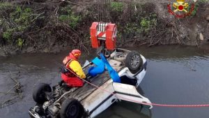 Sezze, auto sbanda e finisce nel canale: conducente illeso