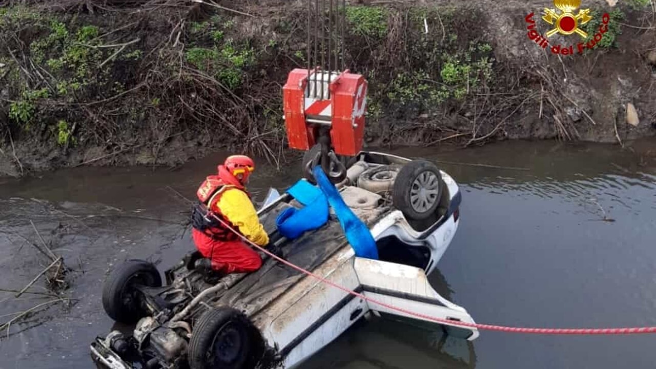 Sezze, auto sbanda e finisce nel canale: conducente illeso