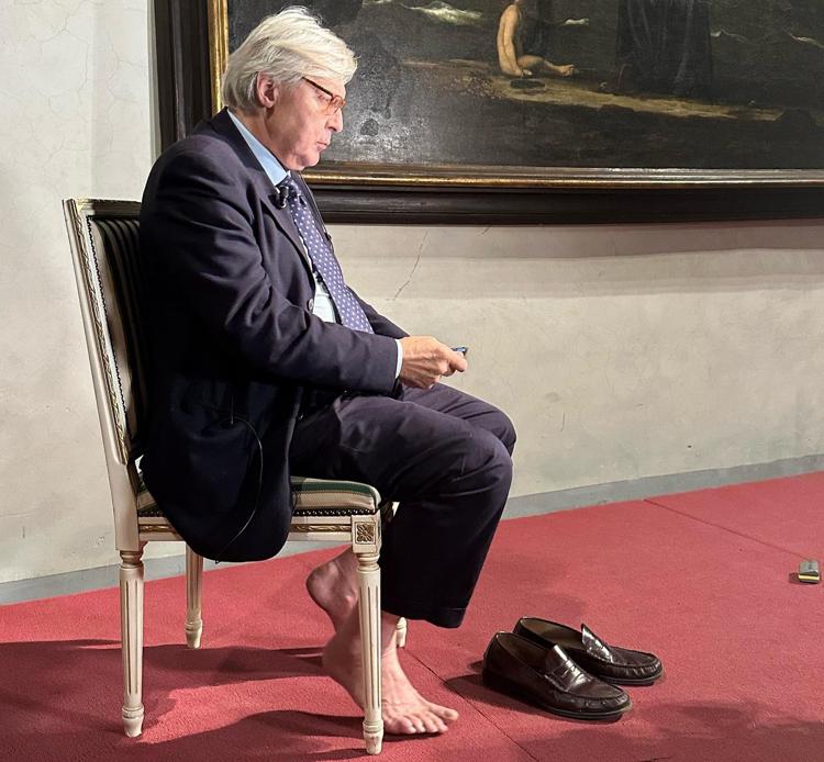 Sgarbi polemico sul caso del presunto dipinto rubato: “Vogliono farmi le scarpe”