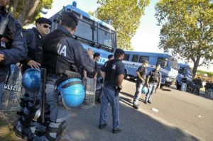 Derby Roma-Lazio, grave ragazzo accoltellato in un pub