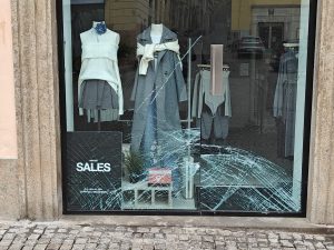 Viterbo, vandali in azione al centro: sfondata vetrina di un negozio