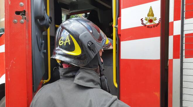 Aprilia – auto in fiamme, nessun ferito