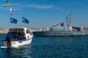 Civitavecchia – Fiamme gialle recuperano rete fantasma dai fondali del mare (FOTO)