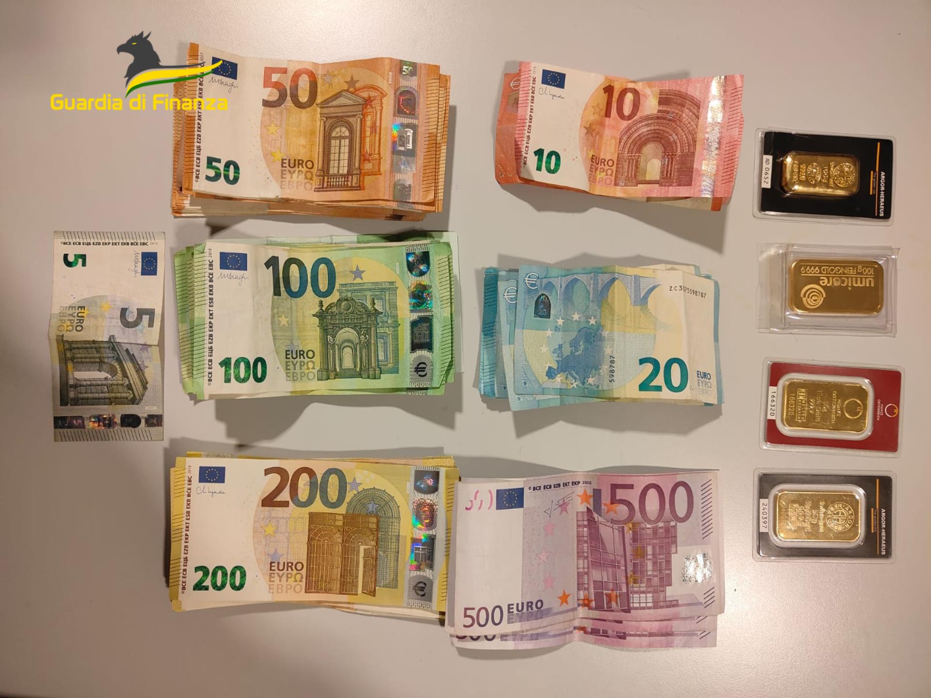 Treviso – Arriva in aeroporto per andare in Spagna. Dai controlli spuntano lingotti d’oro e soldi