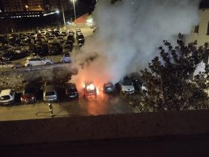 Tivoli, fiamme nel parcheggio: a fuoco tre auto