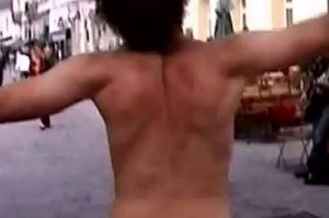 A torso nudo, ubriaco e con il viso sporco di sangue in via della Palazzina: in manette ventiseienne