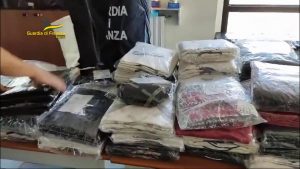 Gdf Torino scopre traffico internazionale di capi contraffatti