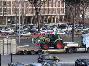 Continua la protesta degli agricoltori, trattore e delegazione anche sotto la sede della Regione Lazio