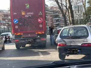 Roma – Trionfale, camion Ama urta utilitaria. Traffico rallentato