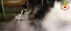 Civitavecchia – Intervento dei Vigili del Fuoco per minicar in fiamme, nessun ferito