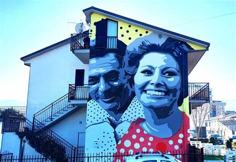 Narni “copia” Sant’Angelo di Roccalvecce: si moltiplicano i murales dopo quello sulla Loren e Mastroianni