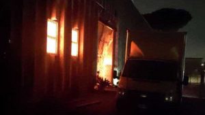 Incendio a Pomezia: brucia capannone industriale dove si producevano cavi in rame