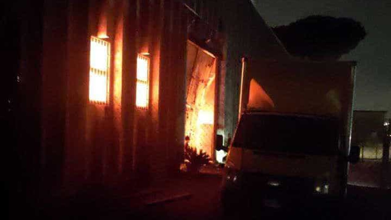 Incendio a Pomezia: brucia capannone industriale dove si producevano cavi in rame