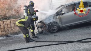 Civitavecchia – Auto in fiamme nel parcheggio dello “Stadio del Nuoto”