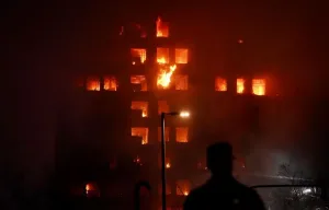 Spagna, incendio divora grattacielo a Valencia. Almeno 4 morti