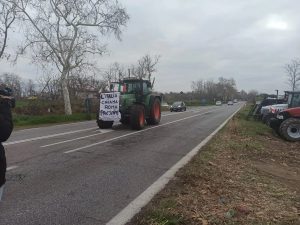Protesta agricoltori, trattori sfilano sull’Aurelia a Torrimpietra