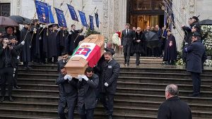 A Torino funerali Vittorio Emanuele, immagini dell’uscita del feretro