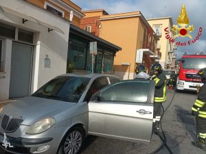 Civitavecchia, auto prende fuoco nei pressi del centro: intervento lampo dei pompieri