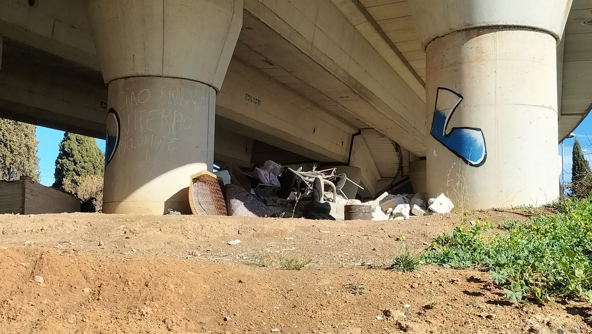 Viterbo, degrado nei pressi del cimitero: rifiuti mai raccolti dal Comune e sotto gli occhi di tutti