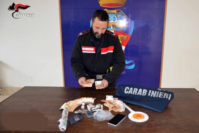Rieti, pizzicato in auto con crack ed eroina: arrestato pusher 40enne