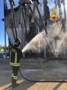 Fiumicino, incendio in azienda agricola: a fuoco balle di fieno e trattore