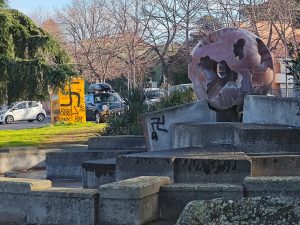 Viterbo, svastiche e degrado alla fontana a Sfera del Murialdo