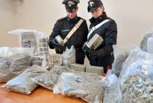 Fregene, baby-pusher trovato in casa con oltre 40 chili di droga: arrestato 19enne