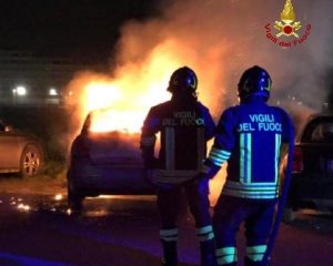 Paura nella notte a Latina: va a fuoco un’auto in Via Tanaro