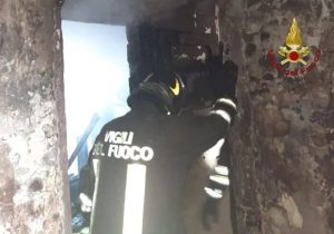 Paura a Ostia, va a fuoco appartamento: anziani coniugi restano intrappolati